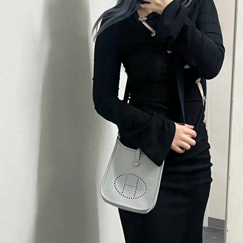 「JL精品代購」愛馬仕聖杯藍tc皮Evelyne迷你-1