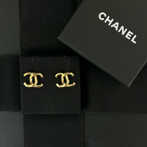 Chanel香奈兒25K雙C耳釘 經典的雙C Logo為主體，線條流暢飽滿，辨識度極高，金色是最經典