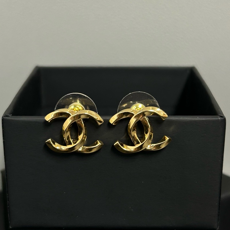 Chanel香奈兒25K雙C耳釘 經典的雙C Logo為主體，線條流暢飽滿，辨識度極高，金色是最經典-1
