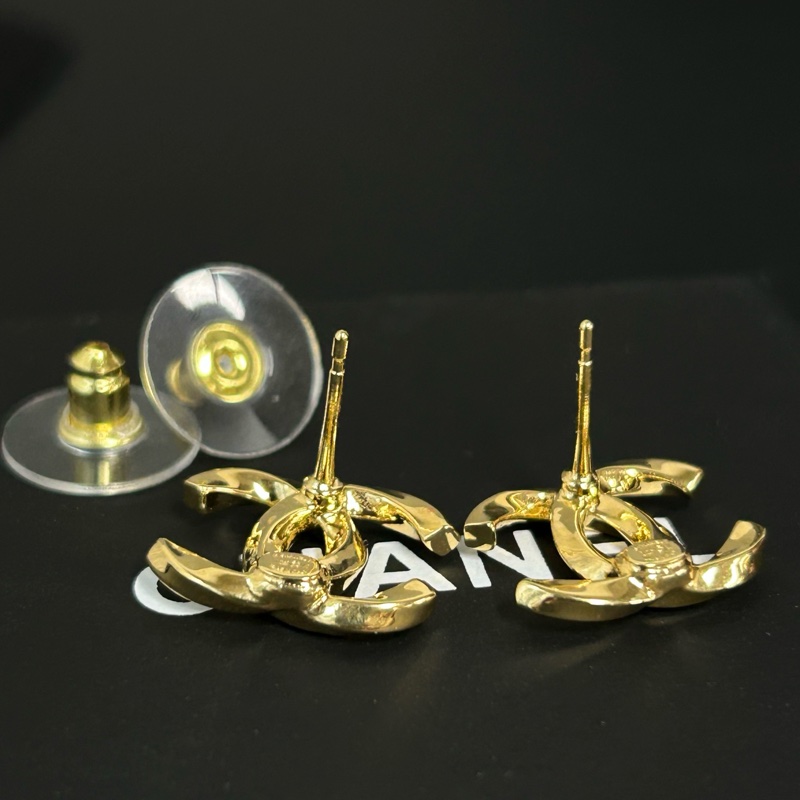 Chanel香奈兒25K雙C耳釘 經典的雙C Logo為主體，線條流暢飽滿，辨識度極高，金色是最經典-2