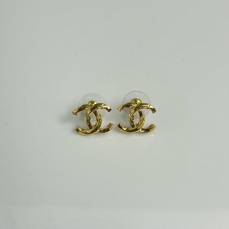 Chanel香奈兒25K雙C耳釘 經典的雙C Logo為主體，線條流暢飽滿，辨識度極高，金色是最經典-3