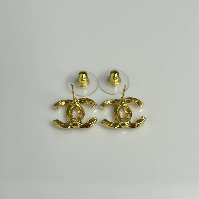 Chanel香奈兒25K雙C耳釘 經典的雙C Logo為主體，線條流暢飽滿，辨識度極高，金色是最經典-4