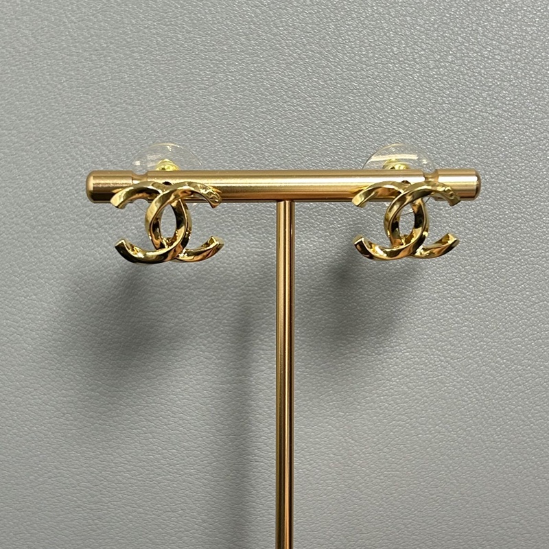 Chanel香奈兒25K雙C耳釘 經典的雙C Logo為主體，線條流暢飽滿，辨識度極高，金色是最經典-5
