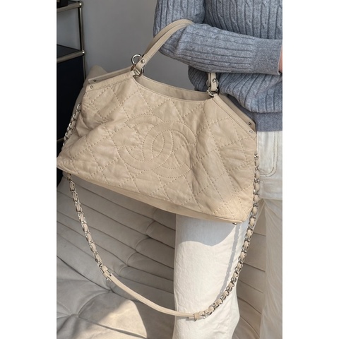 香奈兒CHANEL淺奶茶色鹿皮衍縫肩背/手提/斜背機場包 A67045