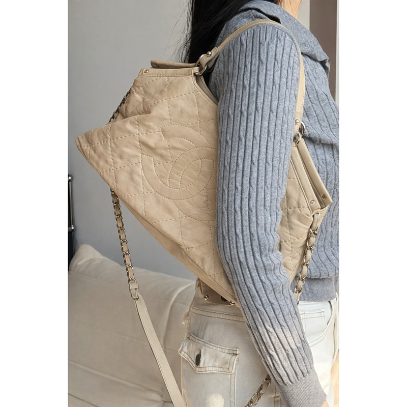 香奈兒CHANEL淺奶茶色鹿皮衍縫肩背/手提/斜背機場包 A67045-1