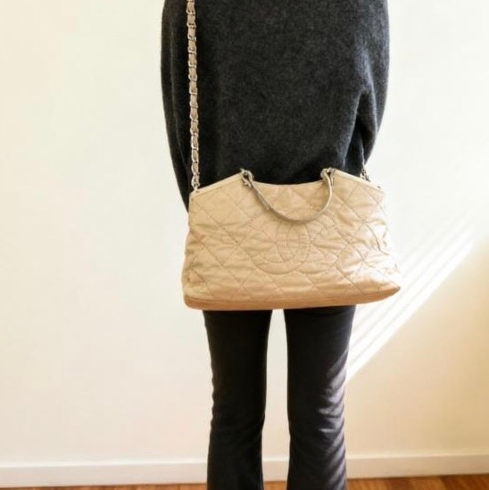 香奈兒CHANEL淺奶茶色鹿皮衍縫肩背/手提/斜背機場包 A67045-2