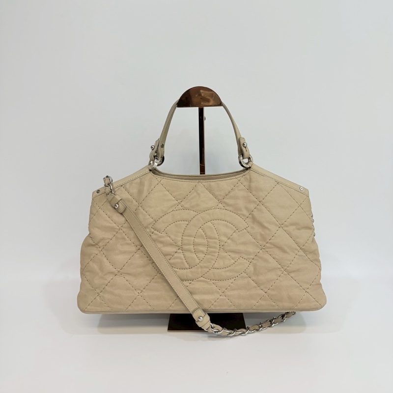 香奈兒CHANEL淺奶茶色鹿皮衍縫肩背/手提/斜背機場包 A67045-3