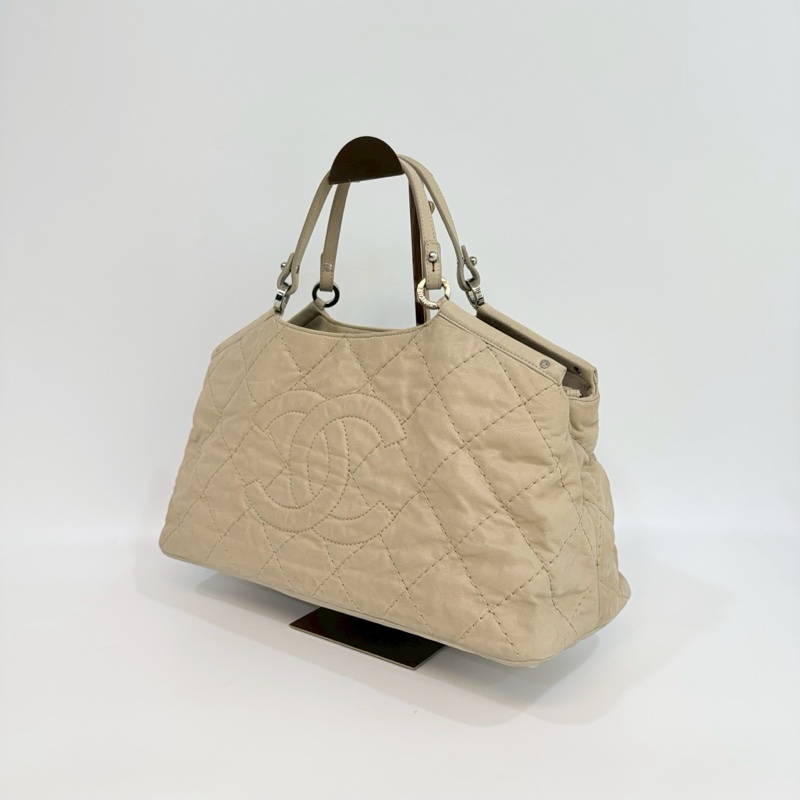 香奈兒CHANEL淺奶茶色鹿皮衍縫肩背/手提/斜背機場包 A67045-4