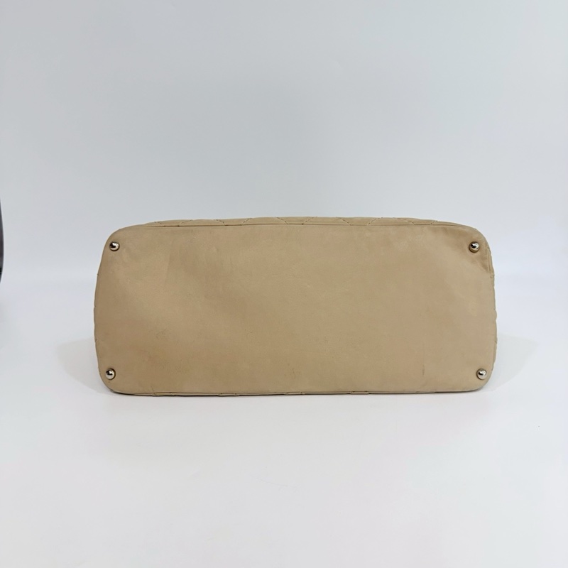 香奈兒CHANEL淺奶茶色鹿皮衍縫肩背/手提/斜背機場包 A67045-6