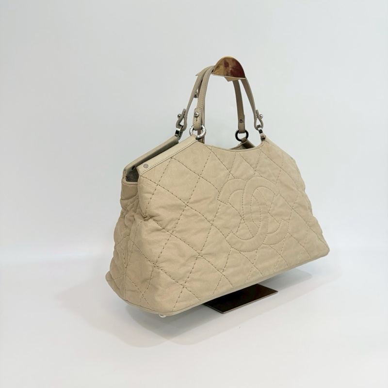 香奈兒CHANEL淺奶茶色鹿皮衍縫肩背/手提/斜背機場包 A67045-7