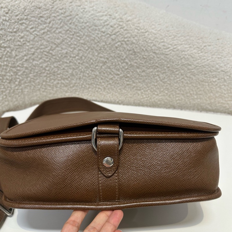 LV/路易威登 棕色單肩斜挎包 可調節肩帶 可單肩可斜挎 商務休閒都合適 尺寸:28×2-5