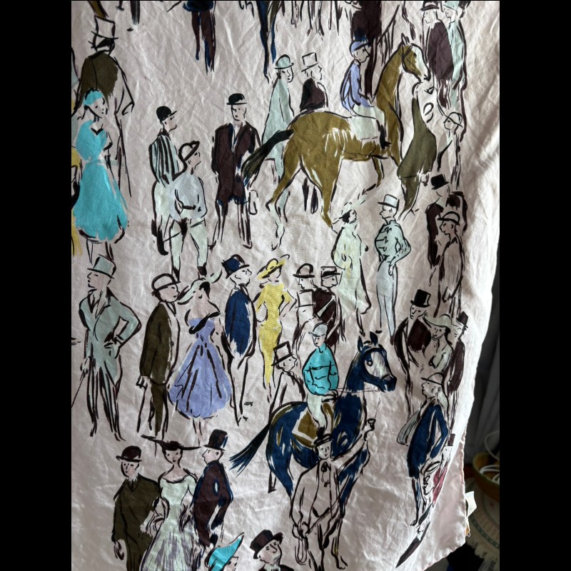 愛馬仕HERMES「遛馬場」純蠶絲圍巾，這款迷人的圍巾讓您散發內在優雅和從容自信。職人手工捲邊縫製而成，它可輕鬆搭配造型，適合各種場合。 法國製造。-0