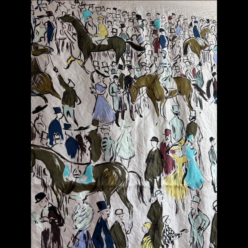 愛馬仕HERMES「遛馬場」純蠶絲圍巾，這款迷人的圍巾讓您散發內在優雅和從容自信。職人手工捲邊縫製而成，它可輕鬆搭配造型，適合各種場合。 法國製造。-1