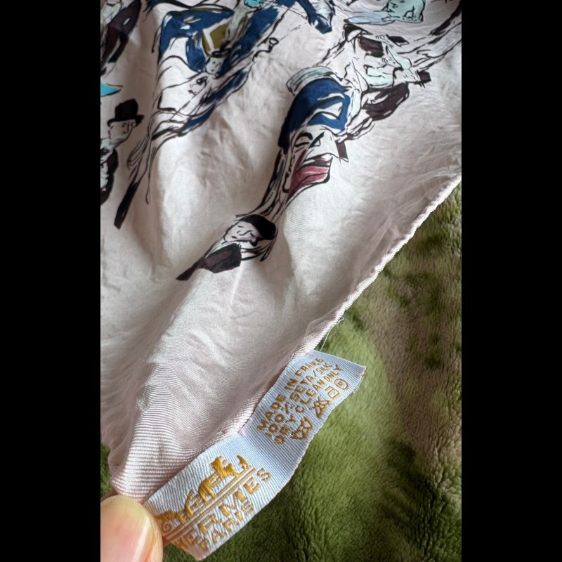 愛馬仕HERMES「遛馬場」純蠶絲圍巾，這款迷人的圍巾讓您散發內在優雅和從容自信。職人手工捲邊縫製而成，它可輕鬆搭配造型，適合各種場合。 法國製造。-3