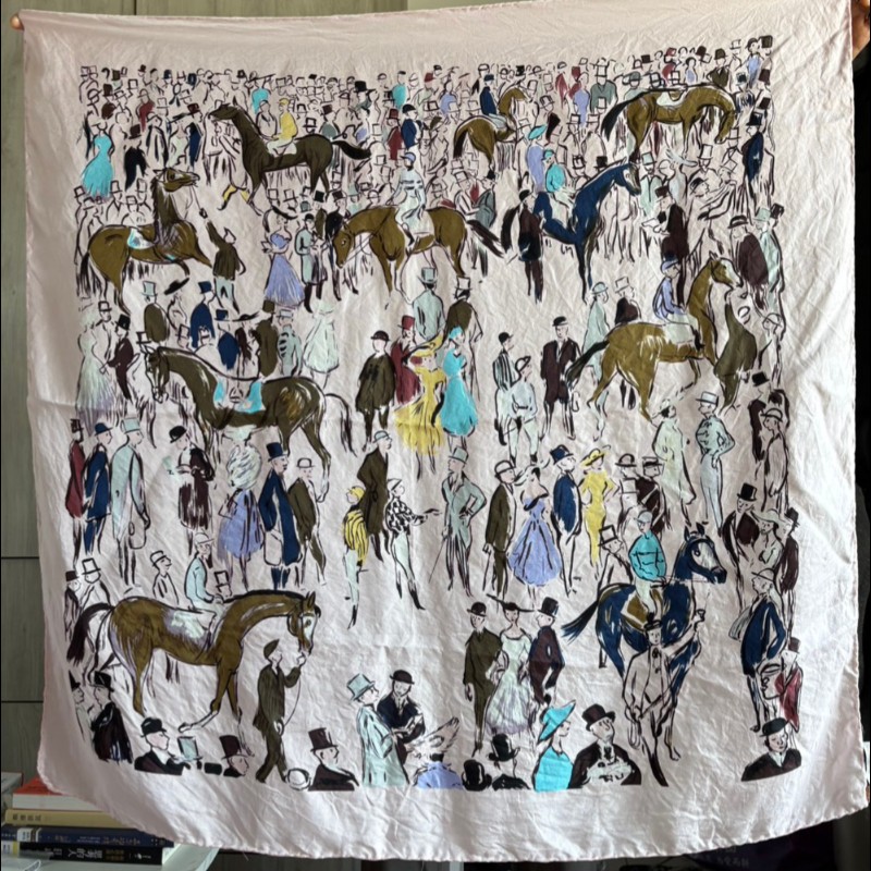 愛馬仕HERMES「遛馬場」純蠶絲圍巾，這款迷人的圍巾讓您散發內在優雅和從容自信。職人手工捲邊縫製而成，它可輕鬆搭配造型，適合各種場合。 法國製造。-4