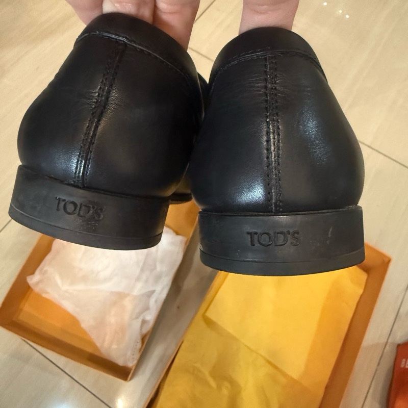 TOD’S經典T釦皮鞋-8