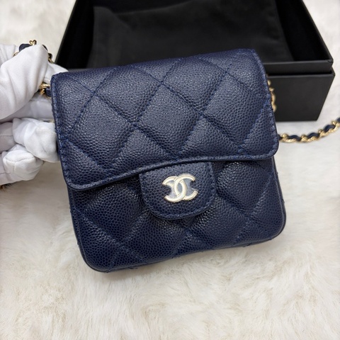 閒置新Chanel香奈兒 深藍色淡金扣荔枝牛皮鏈條斜挎包 mini小woc小卡包 附件：防塵袋 盒子。