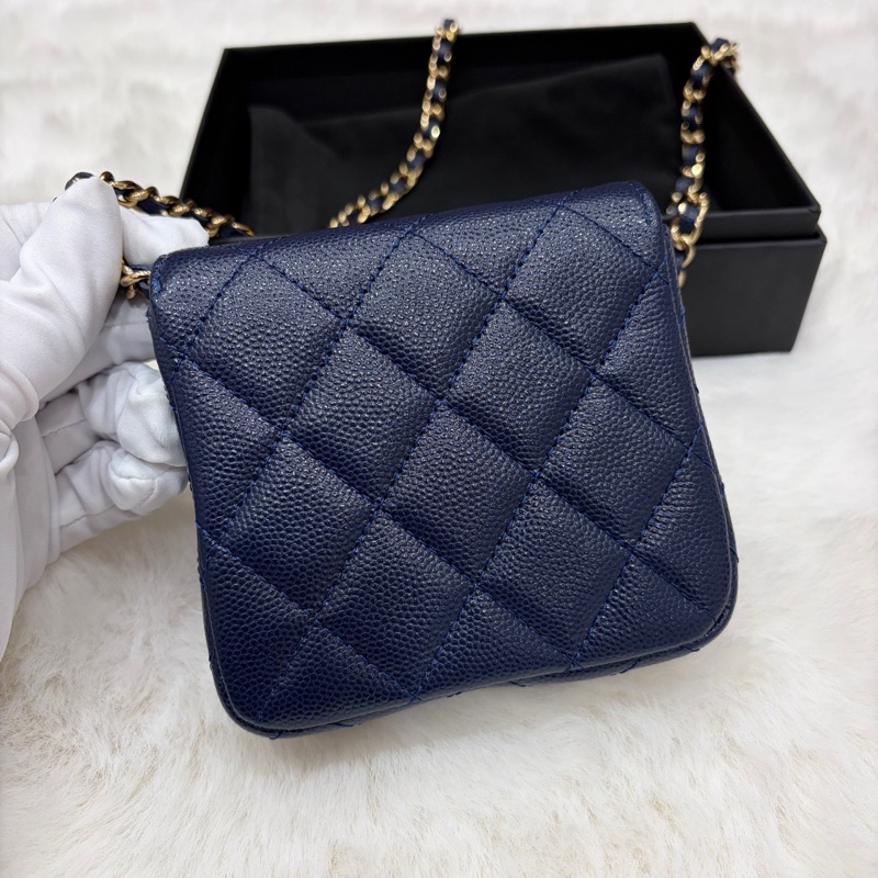 閒置新Chanel香奈兒 深藍色淡金扣荔枝牛皮鏈條斜挎包 mini小woc小卡包 附件：防塵袋 盒子。-1