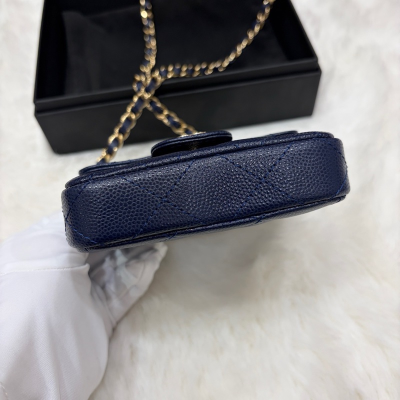 閒置新Chanel香奈兒 深藍色淡金扣荔枝牛皮鏈條斜挎包 mini小woc小卡包 附件：防塵袋 盒子。-2