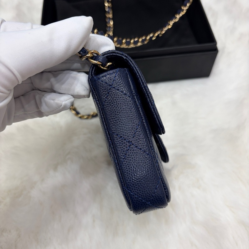 閒置新Chanel香奈兒 深藍色淡金扣荔枝牛皮鏈條斜挎包 mini小woc小卡包 附件：防塵袋 盒子。-3