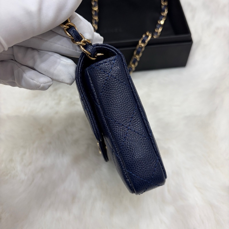 閒置新Chanel香奈兒 深藍色淡金扣荔枝牛皮鏈條斜挎包 mini小woc小卡包 附件：防塵袋 盒子。-4