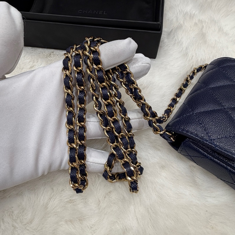 閒置新Chanel香奈兒 深藍色淡金扣荔枝牛皮鏈條斜挎包 mini小woc小卡包 附件：防塵袋 盒子。-7