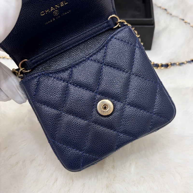 閒置新Chanel香奈兒 深藍色淡金扣荔枝牛皮鏈條斜挎包 mini小woc小卡包 附件：防塵袋 盒子。-9