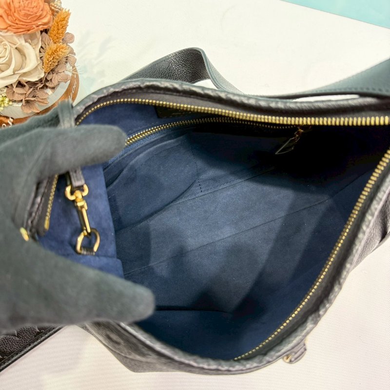 LV CarryAll PM壓紋肩背包-4