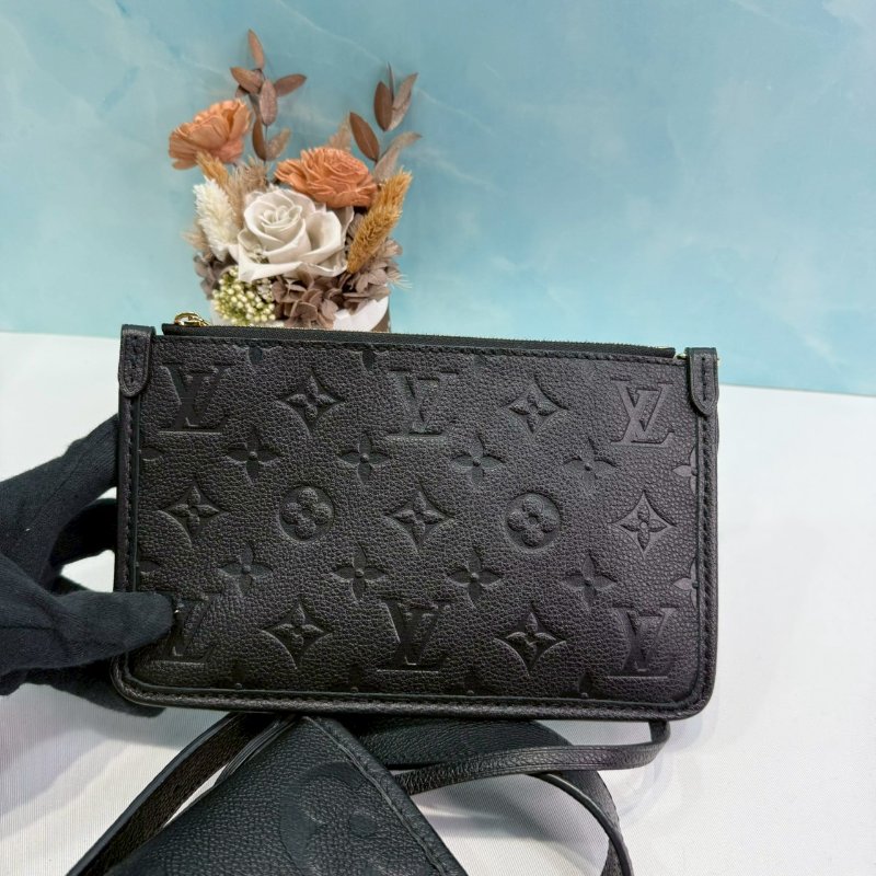 LV CarryAll PM壓紋肩背包-5