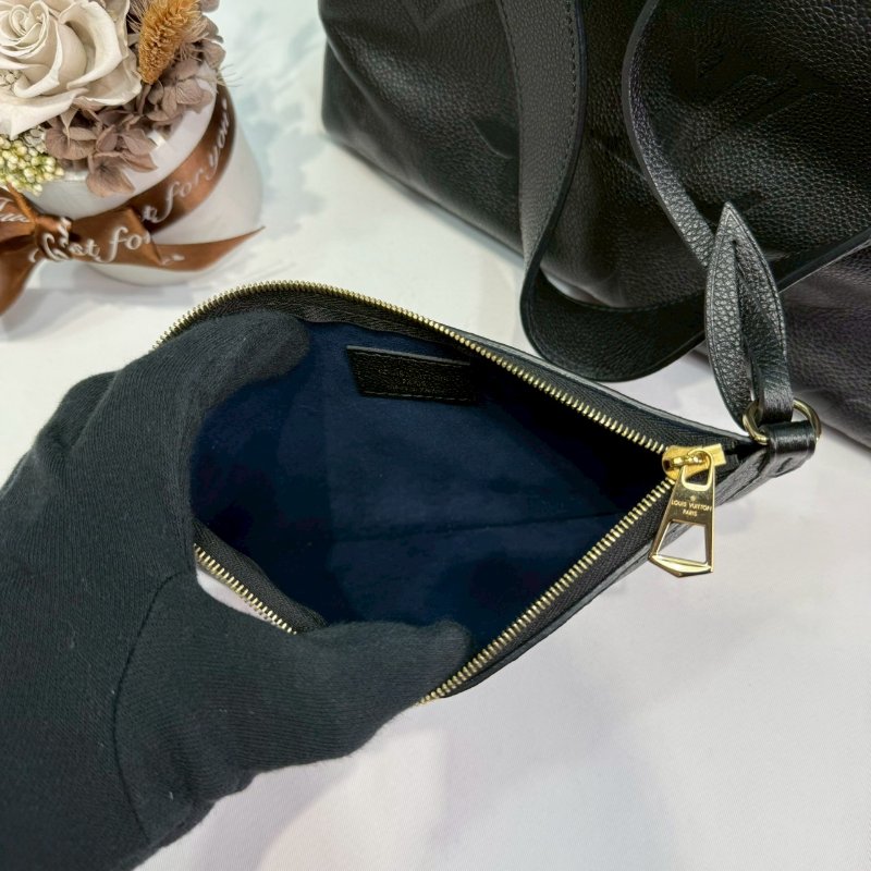 LV CarryAll PM壓紋肩背包-6