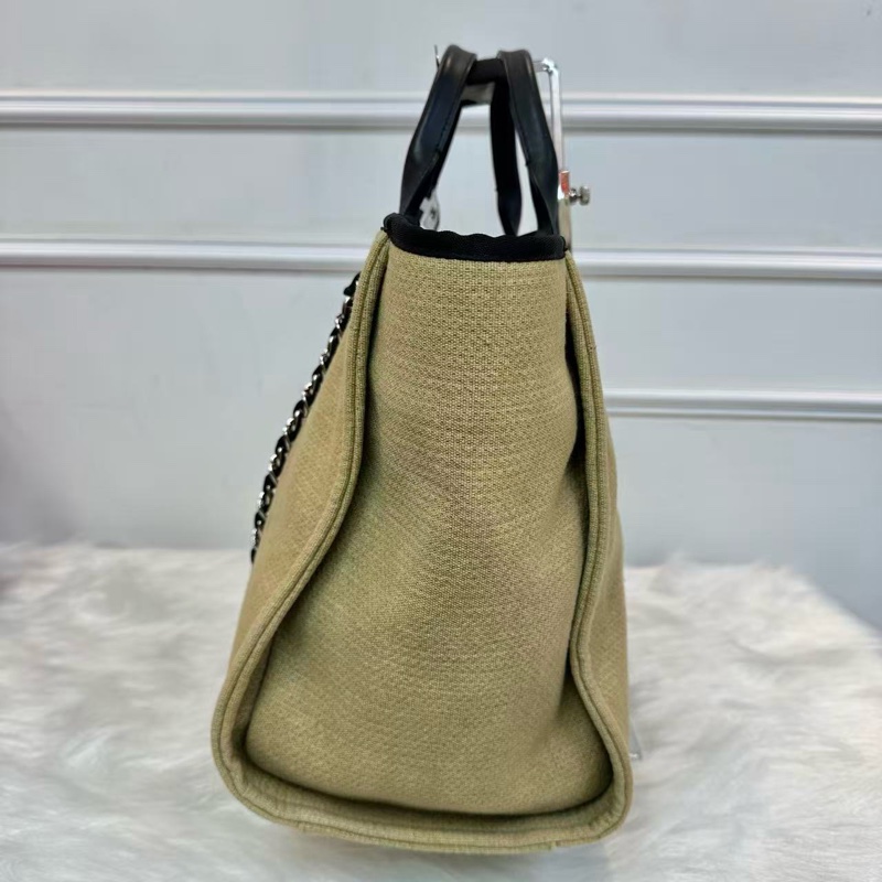 香奈儿/Chanel沙滩包 米色拼黑色 银扣 手提托特包 链条斜挎单肩包 经典款大容量女士Tote购物袋 16开带黑卡 材质:帆布拼皮 颜色:米色 年份:16开黑卡底长: 30×50 ×22 c-2