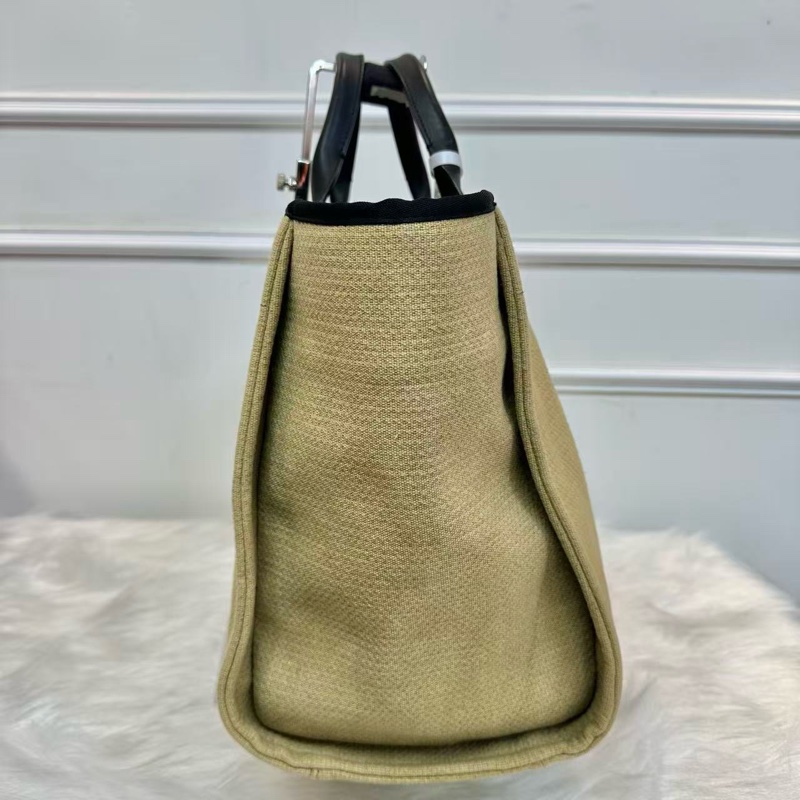 香奈儿/Chanel沙滩包 米色拼黑色 银扣 手提托特包 链条斜挎单肩包 经典款大容量女士Tote购物袋 16开带黑卡 材质:帆布拼皮 颜色:米色 年份:16开黑卡底长: 30×50 ×22 c-3