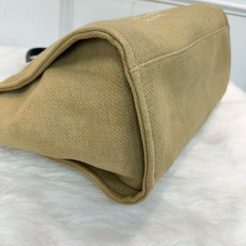 香奈儿/Chanel沙滩包 米色拼黑色 银扣 手提托特包 链条斜挎单肩包 经典款大容量女士Tote购物袋 16开带黑卡 材质:帆布拼皮 颜色:米色 年份:16开黑卡底长: 30×50 ×22 c-4