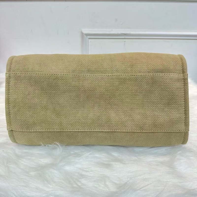 香奈儿/Chanel沙滩包 米色拼黑色 银扣 手提托特包 链条斜挎单肩包 经典款大容量女士Tote购物袋 16开带黑卡 材质:帆布拼皮 颜色:米色 年份:16开黑卡底长: 30×50 ×22 c-5