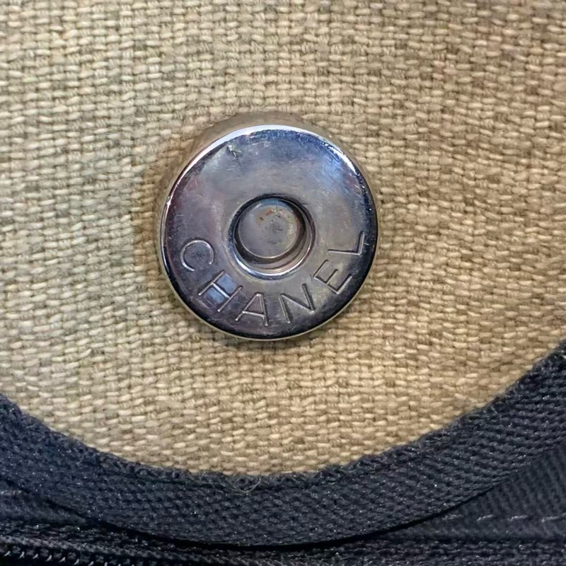 香奈儿/Chanel沙滩包 米色拼黑色 银扣 手提托特包 链条斜挎单肩包 经典款大容量女士Tote购物袋 16开带黑卡 材质:帆布拼皮 颜色:米色 年份:16开黑卡底长: 30×50 ×22 c-8