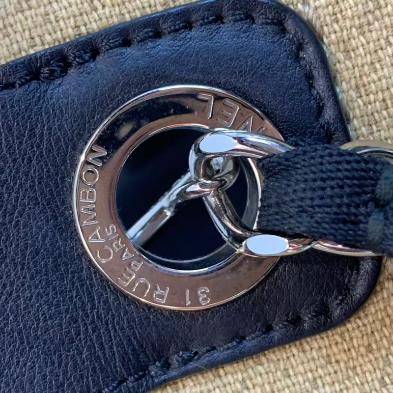 香奈儿/Chanel沙滩包 米色拼黑色 银扣 手提托特包 链条斜挎单肩包 经典款大容量女士Tote购物袋 16开带黑卡 材质:帆布拼皮 颜色:米色 年份:16开黑卡底长: 30×50 ×22 c-9