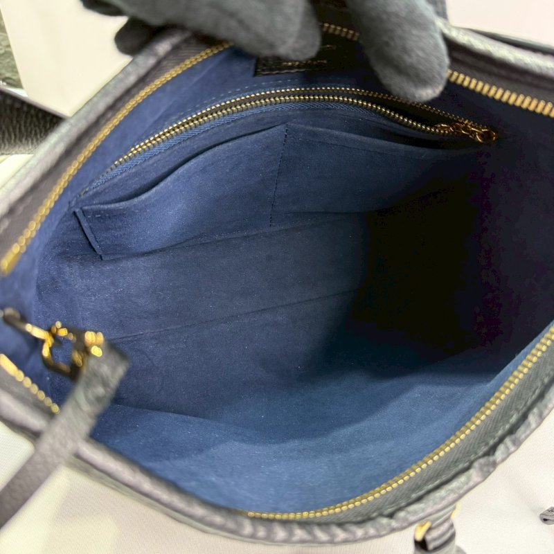 LV CarryAll PM皮革壓紋肩背包-3