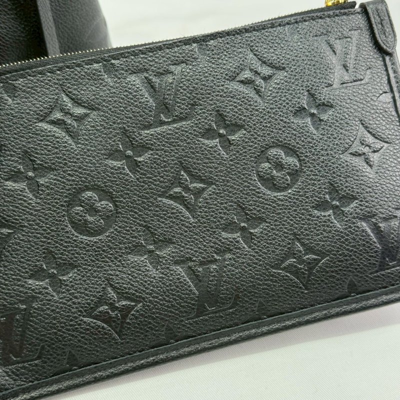 LV CarryAll PM皮革壓紋肩背包-4