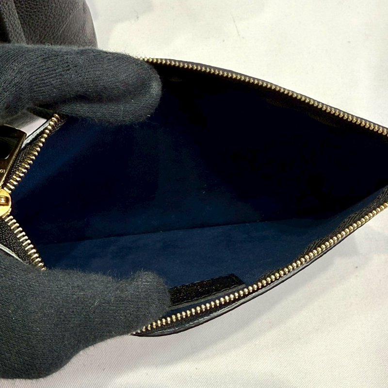 LV CarryAll PM皮革壓紋肩背包-5