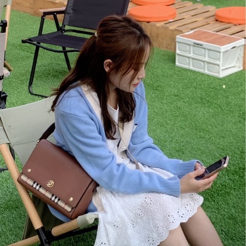 Burberry 經典條紋斜背包 咖啡色牛皮郵差包  25*18  98新配件塵袋