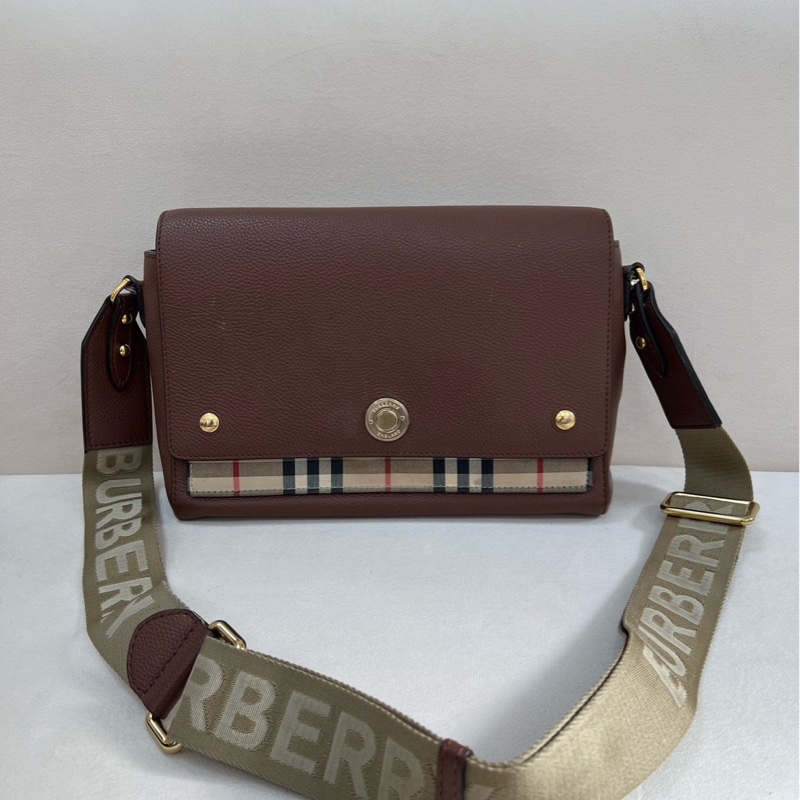 Burberry 經典條紋斜背包 咖啡色牛皮郵差包 25*18 98新配件塵袋-1