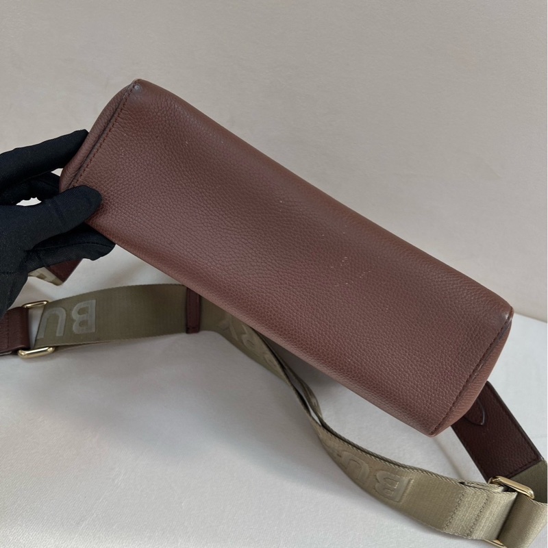 Burberry 經典條紋斜背包 咖啡色牛皮郵差包 25*18 98新配件塵袋-5