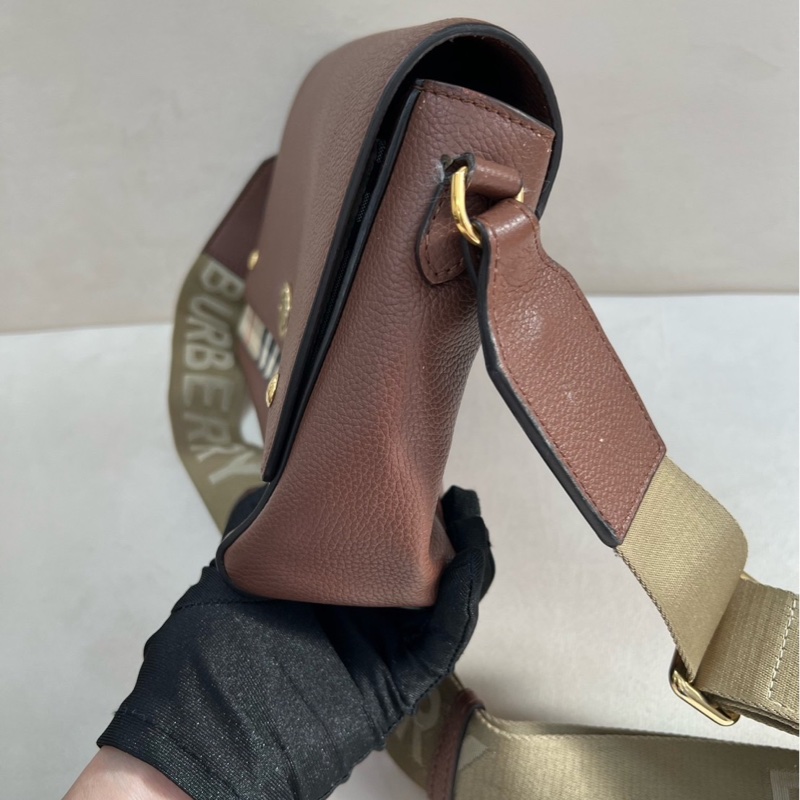 Burberry 經典條紋斜背包 咖啡色牛皮郵差包 25*18 98新配件塵袋-6