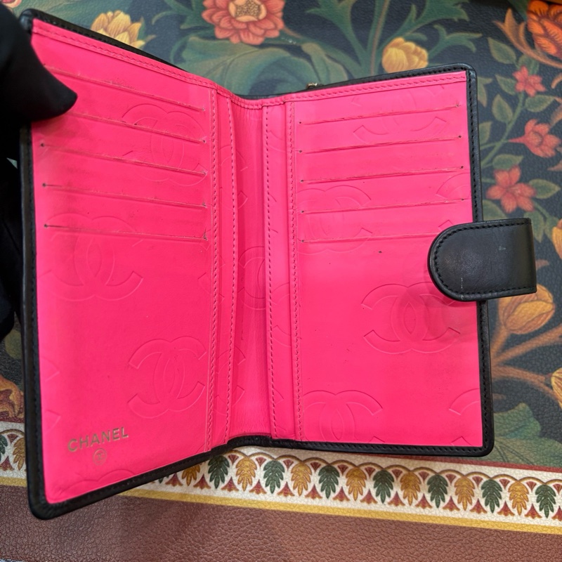 Chanel香奈兒康鵬短款錢包 黑色菱格紋 漆皮雙C logo 粉色內里 經典款式 尺寸10*15c-6