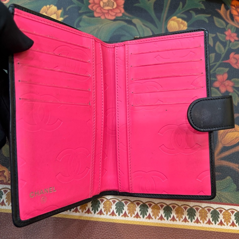 Chanel香奈兒康鵬短款錢包 黑色菱格紋 漆皮雙C logo 粉色內里 經典款式 尺寸10*15c-9