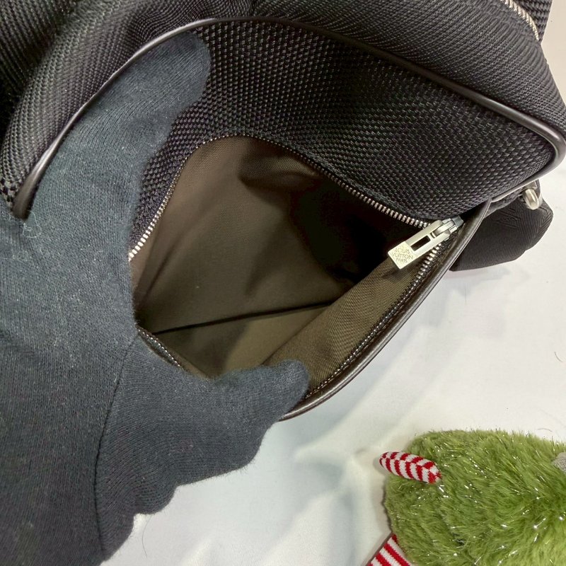 LV Citadin布面斜背包-5