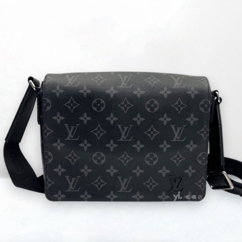 S5536-LV黑灰原花District PM下蓋斜背包 M46255-0