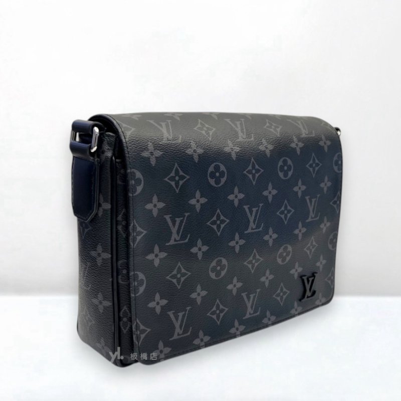 S5536-LV黑灰原花District PM下蓋斜背包 M46255-1