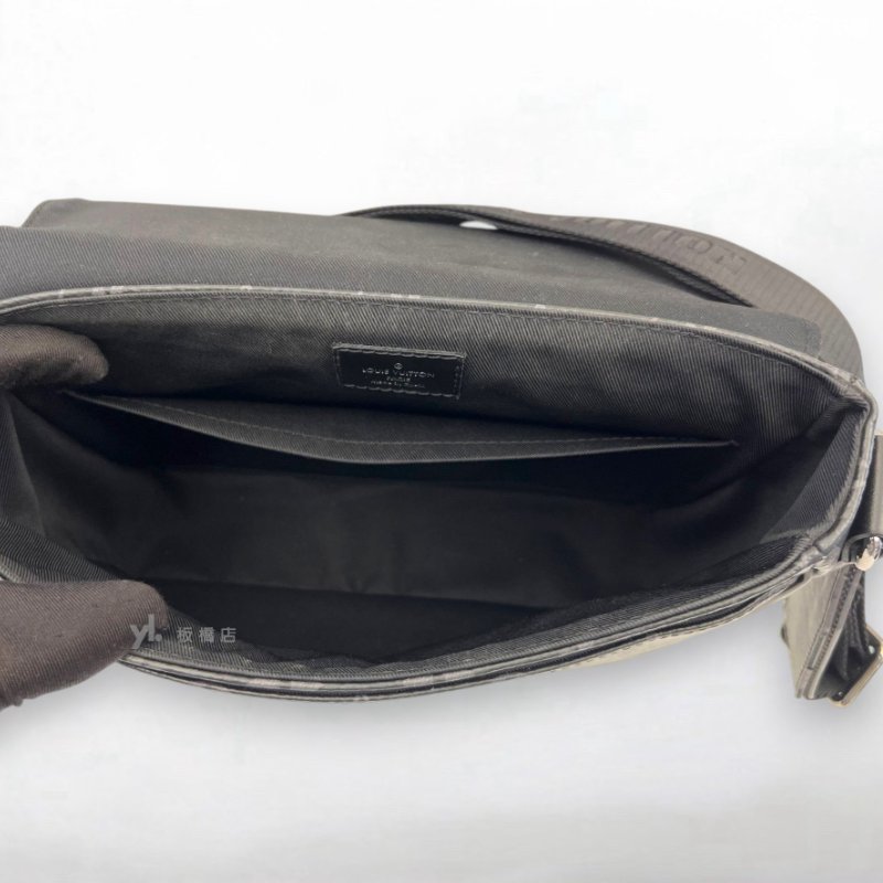 S5536-LV黑灰原花District PM下蓋斜背包 M46255-5