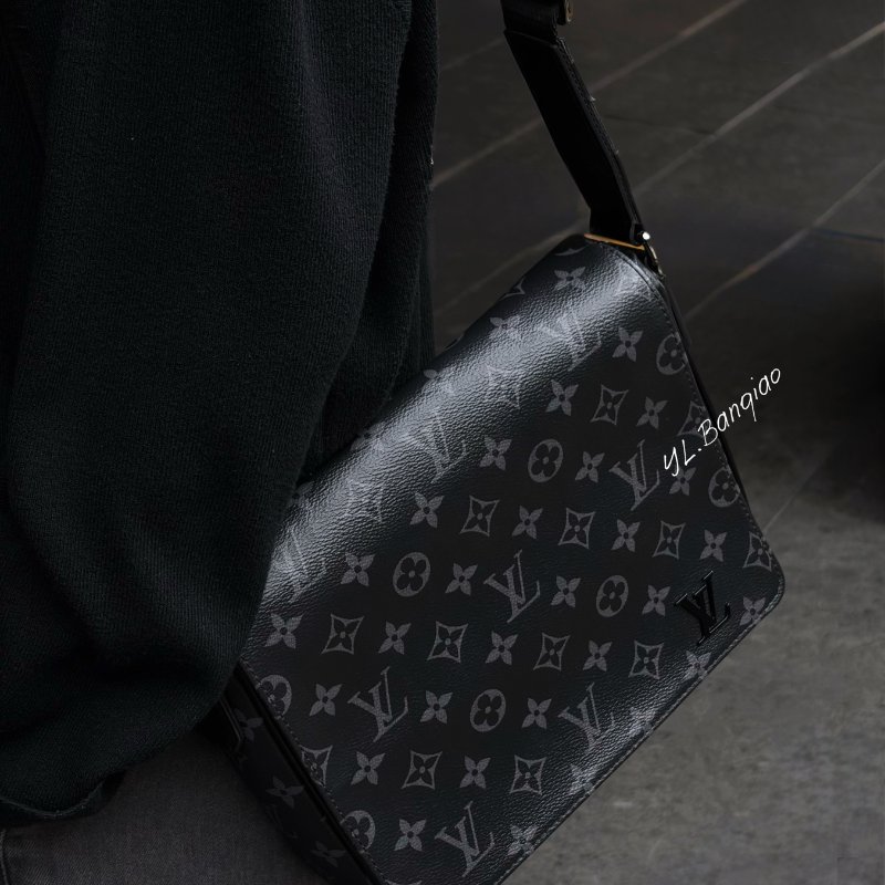 S5536-LV黑灰原花District PM下蓋斜背包 M46255-0